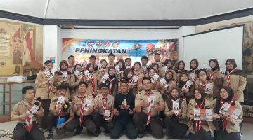 Pramuka Peduli Kwarcab Kota Bandung kerjasama dengan LION Indonesia, Berikan Pembekalan Bahaya Pajanan Asbes pada Diklat Peningkatan Kapasitas Relawan Pramuka Peduli.