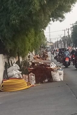 Galian Kabel Bawah Tanah di Jalan Utama Cikarang Barat Ganggu Aktivitas Warga dan Picu Kemacetan, Pekerja Tanpa Perlindungan