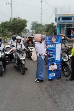 Dekatkan Pelayanan Publik, Satlantas Polres Way Kanan Sosialisasi Aplikasi “Siger Lampung Presisi” kepada Pengguna Jalan