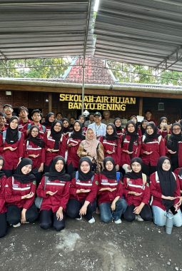 Air Hujan Solusi Masa Depan: 58 Mahasiswa Poltekkes Kemenkes Yogyakarta Dalami Teknologi ISLAH dan Elektrolisis di Sekolah Air Hujan Banyu Bening