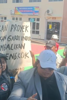 Di Halaman Pengadilan Negeri Jepara: Warga Tunggul Pandean Berseru “Dengarkan Suara Kami, Hentikan Sementara Proyek Itu”