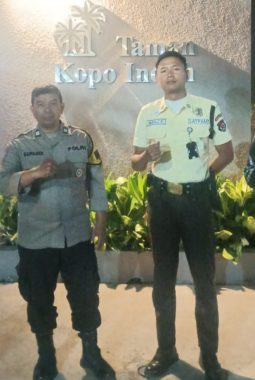 TENGAH MALAM, BHABINKAMTIBMAS MARGAASIH KUATKAN SINERGI DENGAN SATPAM WILAYAH