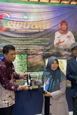 Dosen UIN Syarif Hidayatullah Jakarta Belajar Ekoteologi Air Hujan di Sekolah Air Hujan Banyu Bening.