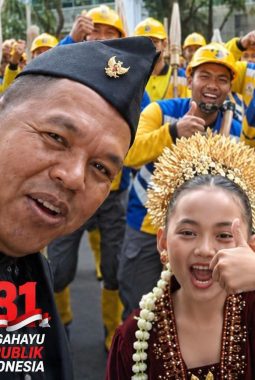 GUBERNUR DEDI MULYADI BERIKAN TEMPAT VIP KEPADA PETANI, OJOL, DAN PEKERJA BANGUNAN DI UPACARA HUT RI KE-81
