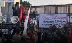 HARI INI DI SENAYAN — EMPAT KELOMPOK, TUNTUTAN BERAGAM, SATU TUJUAN: DEPAN GEDUNG DPR/MPR RI