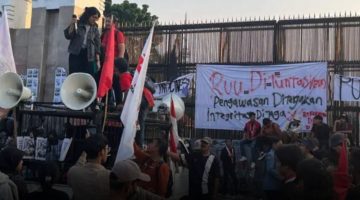 HARI INI DI SENAYAN — EMPAT KELOMPOK, TUNTUTAN BERAGAM, SATU TUJUAN: DEPAN GEDUNG DPR/MPR RI