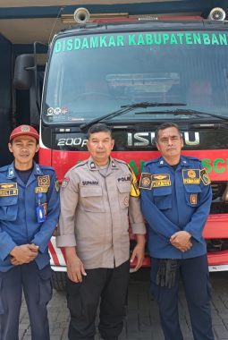 JAGA KESIAPSIAGAAN MUSIM KEMARAU, BHABINKAMTIBMAS MARGAASIH SILATURAHMI KE POS SIAGA DAMKAR TKI 3