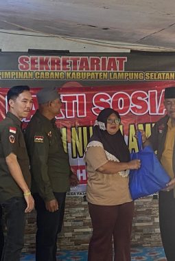 Jelang Rakernas IV, LSM Trinusa Lampung Turun Langsung Bagikan Bansos kepada Warga