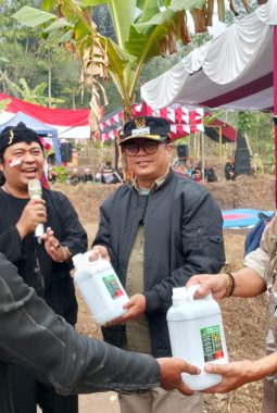 SERIBU PEMUDA KIBARKAN BENDERA 10×5 METER DI KAKI GUNUNG LALAKON DI BUKA OLEH CAMAT KUTAWARINGIN