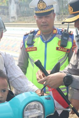 Semarakkan HUT ke-81 Kemerdekaan RI, Polres Way Kanan dan Jajaran Serentak Bagikan Bendera Merah Putih kepada Masyarakat