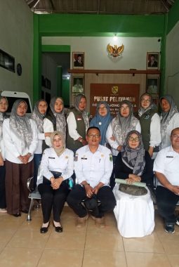 Serah Terima Ketua TP PKK Desa Bojong Malaka, Eka Ratnanengsih Serahkan Tongkat Kepemimpinan kepada Ika Kartika
