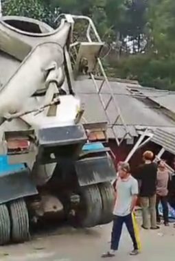 Kecelakaan Tunggal. Mobil Molen yang Sudah Diparkir Tiba tiba Meluncur Menabrak Warung di Depan SMK Alhidayah