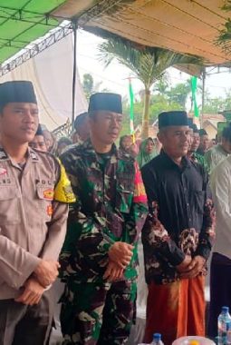 Babinsa dan Bhabinkamtibmas Hadiri Pengajian Permata, Wujud Kedekatan TNI-Polri dengan Masyarakat Bonglai
