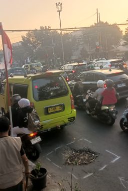 Aktivitas Pagi di Stopan Immanuel, Perempatan Kopo, Selalu Dipadati Kendaraan