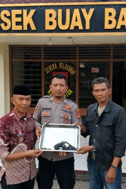 Sadar Hukum, Seorang Warga Bumi Harjo Serahkan Senpi Rakitan Beserta 5 Butir Amunisi ke Polisi