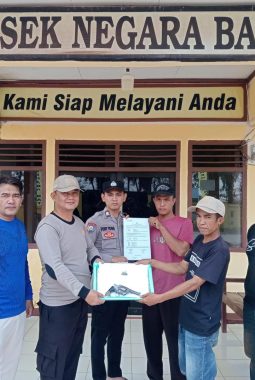 Sinergi Jaga Kamtibmas, Warga Karta Jaya Serahkan Senpi Rakitan kepada Polsek Negara Batin