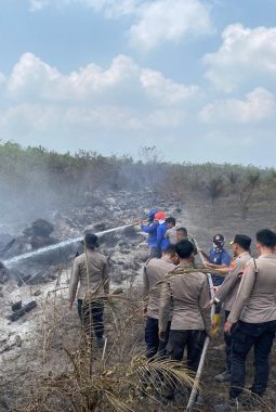 Sinergi Cegah Karhutla, Polres bersama TNI dan Pemkab Way Kanan Padamkan Titik Api di Tanjung Sari