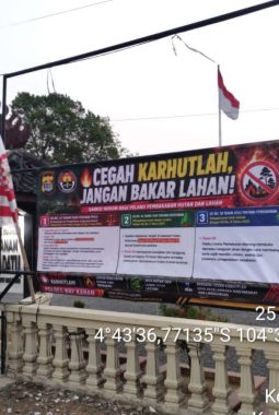 Polsek Baradatu Cegah Karhutla, Pasang Banner Himbauan Stop Karhutla di Sejumlah Kampung