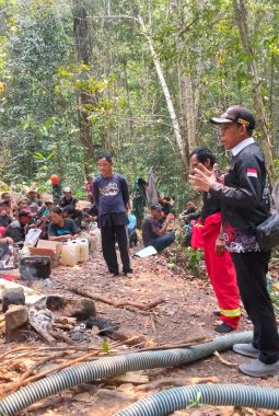 SINERGI TANPA BATAS: FORKOPIMCAM, TIM MPA PT PMS, DAN WARGA BAHUT-MEMBAHU PADAMKAN KARHUTLA DI BUKIT LIANG