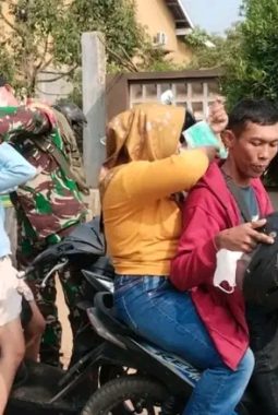 Abu Vulkanik Ancam Kesehatan Warga, Koramil 412-07/ABB Gerak Cepat Bagikan Masker di Pasar Bunglai