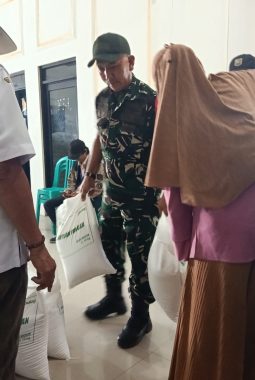 Pastikan Penyaluran Tepat Sasaran ,Babinsa Desa Taban Monitoring Bantuan Pangan Dari Bulog