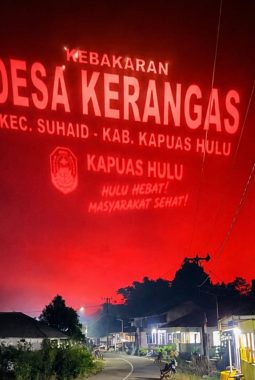 Langit Malam Desa Kerangas Memerah, Kebakaran Picu Kepanikan Warga — Bupati Kapuas Hulu Turun Langsung ke Lokasi
