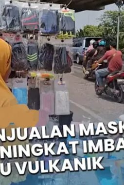 PERMINTAAN MASKER MENINGKAT DI LEBAK, WARGA WASPADA TERHADAP SEBARAN ABU VULKANIK ANAK  GUNUNG KRAKATAU