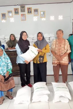 Pemerintah Desa Semuli Jaya Salurkan Bantuan Pangan Berupa Beras Kepada 496 KPM