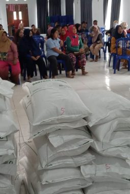 Pemdes Semuli Jaya Salurkan 14,8 Ton Beras untuk 496 KPM, Warga Diingatkan Waspadai Penyalahgunaan KTP
