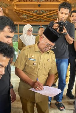 ‎HIMAPAS GELAR AKSI DI DEPAN KANTOR GUBERNUR ACEH, DESAK PEMBERHENTIAN SEMENTARA BUPATI ACEH SINGKIL