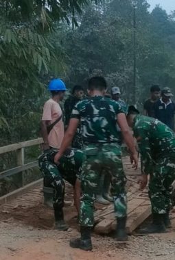 Danramil Silat Hilir Pimpin Gotong Royong Perbaiki Jembatan Penghubung Antar Desa